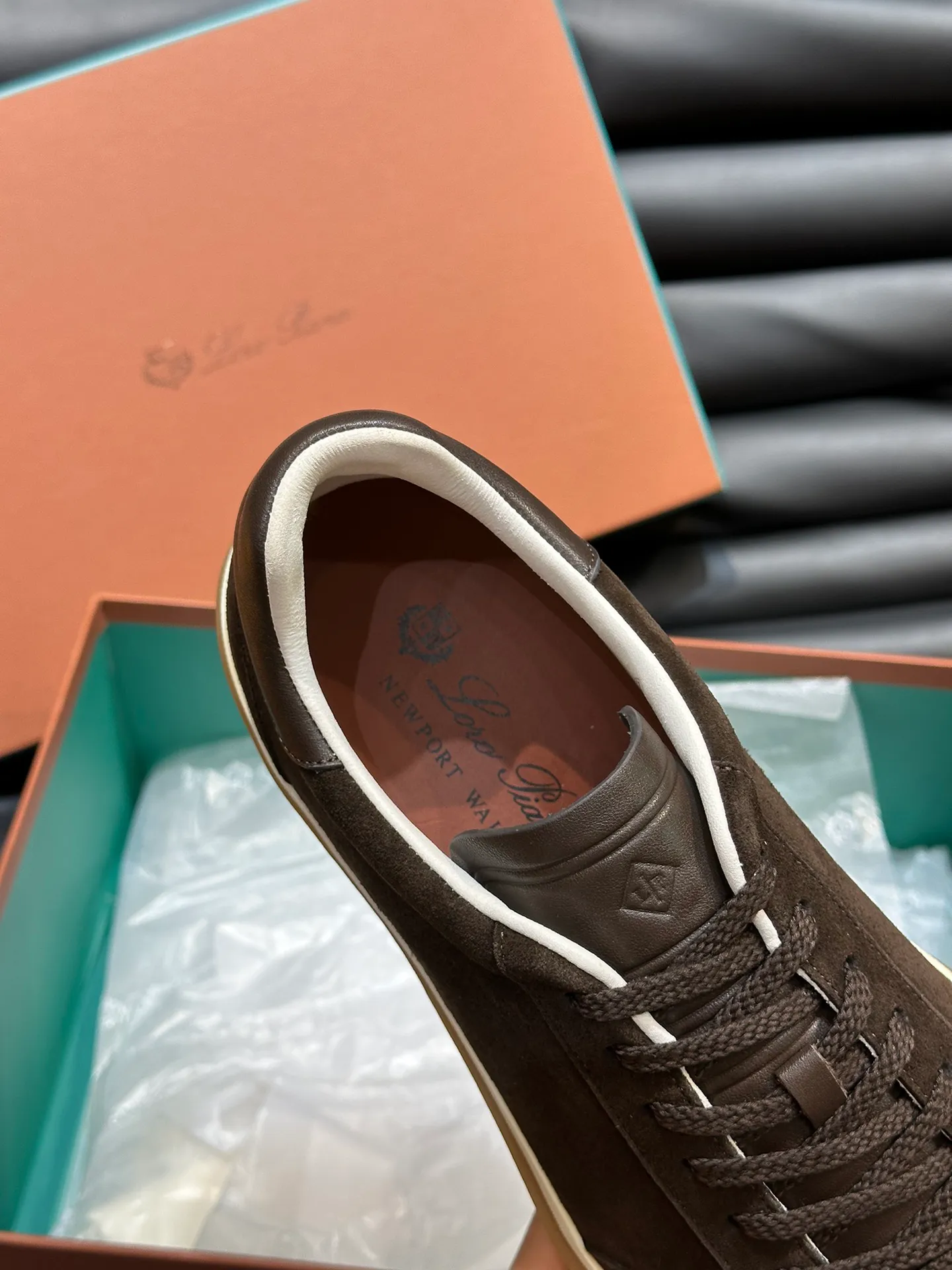 p420 Men's Shoes New 🆕Lp Old Money Style Men's Low-top Casual Tennis Shoes Loro Piana's high-end series has launched sports shoe styles made of soft cowhide. The breathable properties and flexible texture of natural materials make the sneakers both functional and comfortable. The high-quality metal-free tanning and tumble process highlights the natural texture of the leather, while the camel-colored sole and white rubber trim create a double-layer sole effect, making it an everyday shoe that can easily create a lazy and casual style! Size: 39-44 (45, 46 customized